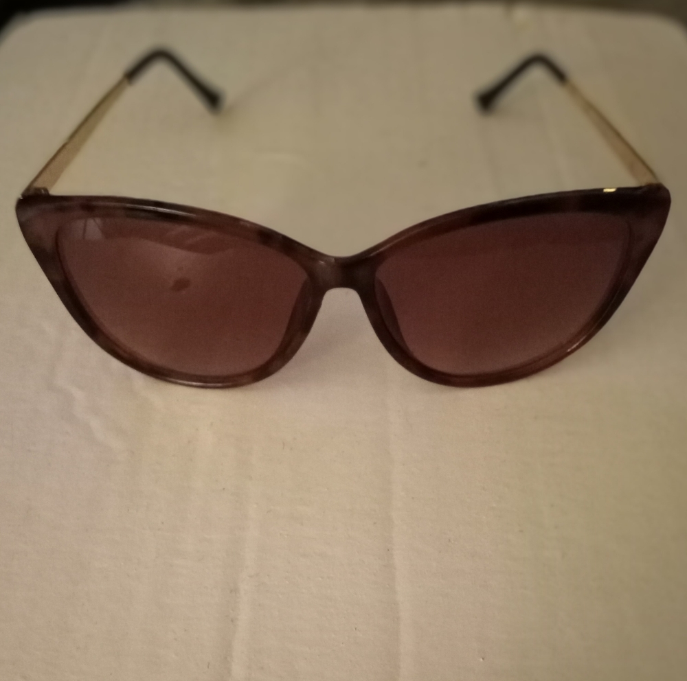 Beautiful Kat Eye Brown & Gold Sunglasses 🕶